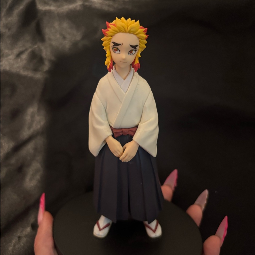 BANDINAMCO shinjuro demon slayer figure with stand. white/red/orange.